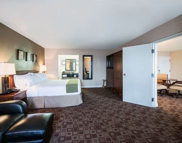 Day use room with living area at Holiday Inn Express Rolling Meadows-Schaumburg.
