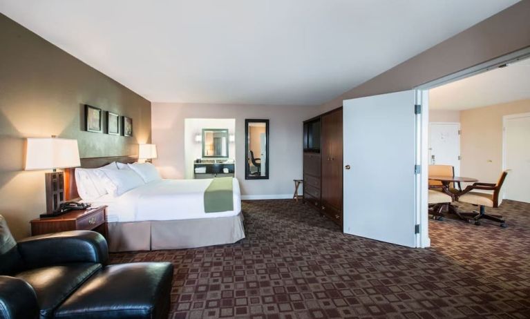 Day use room with living area at Holiday Inn Express Rolling Meadows-Schaumburg.
