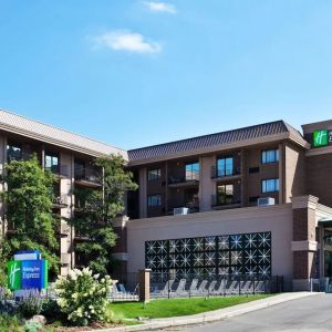 Hotel exterior at Holiday Inn Express Rolling Meadows-Schaumburg.