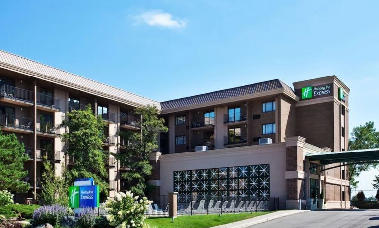 Hotel exterior at Holiday Inn Express Rolling Meadows-Schaumburg.