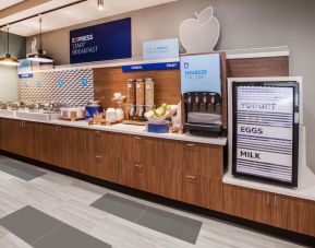 Dining area at Holiday Inn Express Rolling Meadows-Schaumburg.