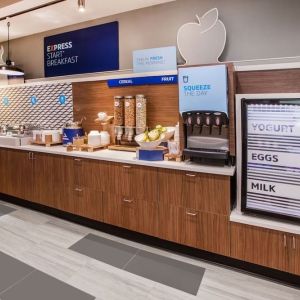 Dining area at Holiday Inn Express Rolling Meadows-Schaumburg.