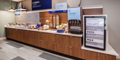 Dining area at Holiday Inn Express Rolling Meadows-Schaumburg.