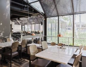 Dining area perfect for coworking at Crowne Plaza Aire MSP Airport - Mall Of America.