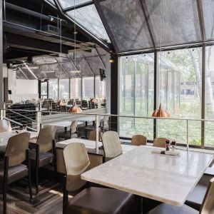 Dining area perfect for coworking at Crowne Plaza Aire MSP Airport - Mall Of America.