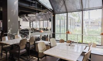 Dining area perfect for coworking at Crowne Plaza Aire MSP Airport - Mall Of America.