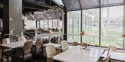 Dining area perfect for coworking at Crowne Plaza Aire MSP Airport - Mall Of America.