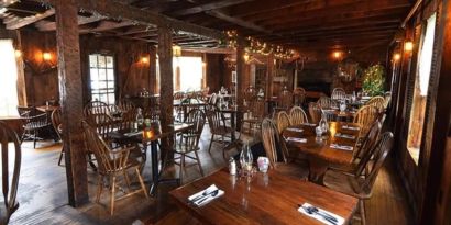 Dining area perfect for coworking at Sturbridge Host Hotel.