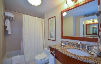 Guest bathroom with shower and tub at San Carlos Hotel.