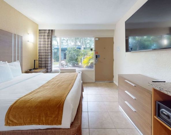 Day use room at Rodeway Inn & Suites Fort Lauderdale Airport & Cruise Port.