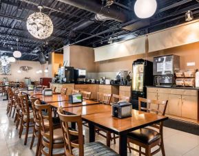 Dining area perfect for coworking at Rodeway Inn & Suites Fort Lauderdale Airport & Cruise Port.