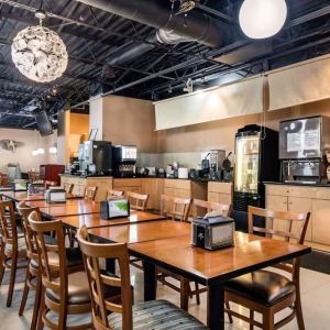 Dining area perfect for coworking at Rodeway Inn & Suites Fort Lauderdale Airport & Cruise Port.