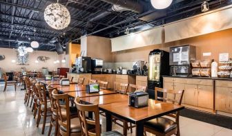 Dining area perfect for coworking at Rodeway Inn & Suites Fort Lauderdale Airport & Cruise Port.