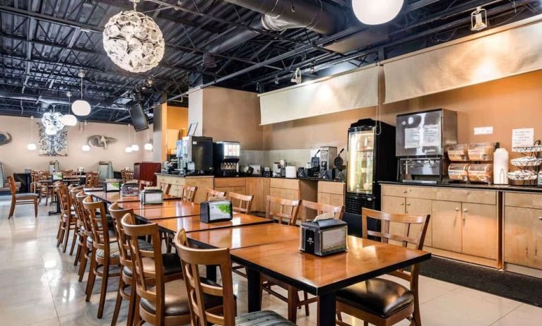 Dining area perfect for coworking at Rodeway Inn & Suites Fort Lauderdale Airport & Cruise Port.