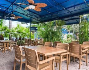 Al fresco dining at Rodeway Inn & Suites Fort Lauderdale Airport & Cruise Port.