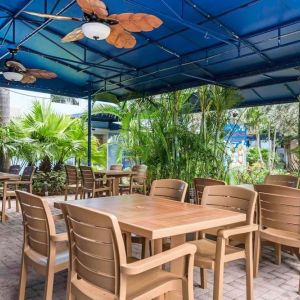 Al fresco dining at Rodeway Inn & Suites Fort Lauderdale Airport & Cruise Port.