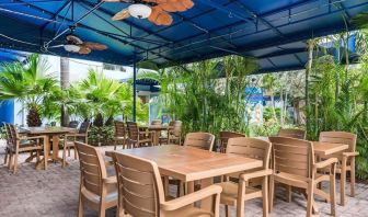 Al fresco dining at Rodeway Inn & Suites Fort Lauderdale Airport & Cruise Port.