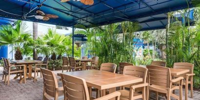 Al fresco dining at Rodeway Inn & Suites Fort Lauderdale Airport & Cruise Port.