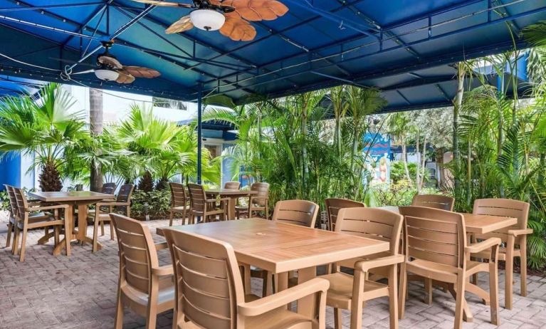 Al fresco dining at Rodeway Inn & Suites Fort Lauderdale Airport & Cruise Port.