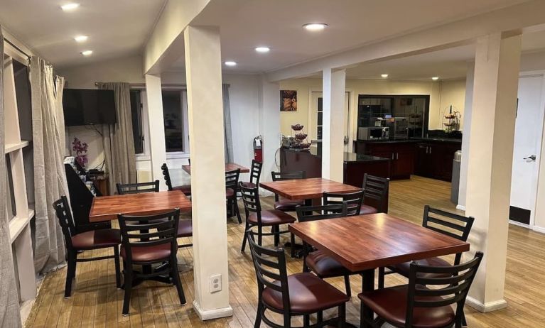 Dining area at Best Western Woodbury Inn.