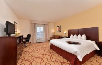 Spacious day use room at Hampton Inn Deer Park.