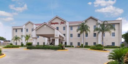 Hotel exterior at Hampton Inn Deer Park.