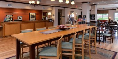 Dining area perfect for coworking at Hampton Inn Deer Park.