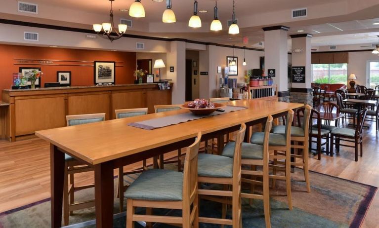 Dining area perfect for coworking at Hampton Inn Deer Park.