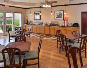 Dining area perfect for coworking at Hampton Inn Deer Park.