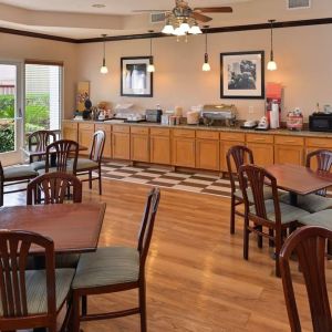 Dining area perfect for coworking at Hampton Inn Deer Park.