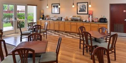 Dining area perfect for coworking at Hampton Inn Deer Park.