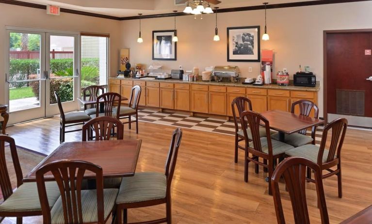 Dining area perfect for coworking at Hampton Inn Deer Park.