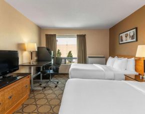 Day use twin room with TV, work desk and private bathroom at Comfort Inn Pickering.