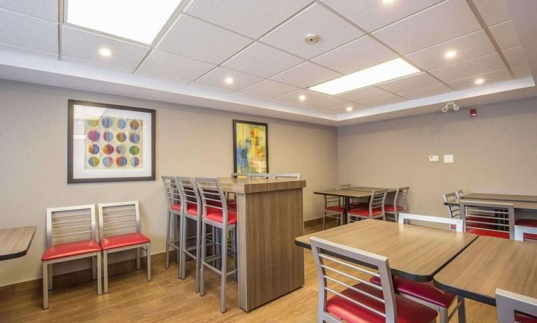 Dining area perfect for co-working at Comfort Inn Pickering.