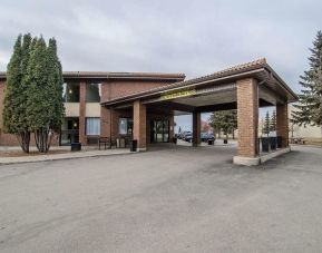 Hotel entrance and parking area at Comfort Inn Prince Albert.