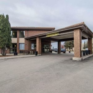 Hotel entrance and parking area at Comfort Inn Prince Albert.