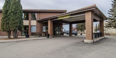 Hotel entrance and parking area at Comfort Inn Prince Albert.