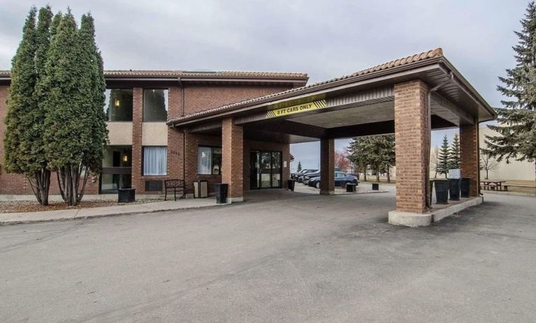 Hotel entrance and parking area at Comfort Inn Prince Albert.