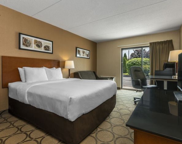 Day use room with TV, sofa, work desk and private bathroom at Comfort Inn Parry Sound.