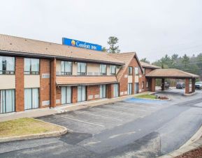 Hotel exterior and parking area at Comfort Inn Parry Sound.