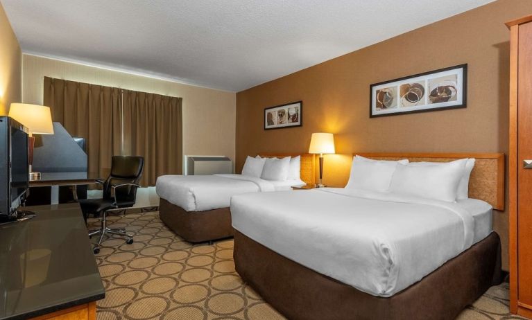 Day use twin room with TV, work desk and private bathroom at Comfort Inn Parry Sound.