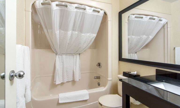 Guest bathroom with tub at Comfort Inn Parry Sound.