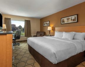 Standard day use room with TV, sofa, workspace and private bathroom at Comfort Inn Parry Sound.