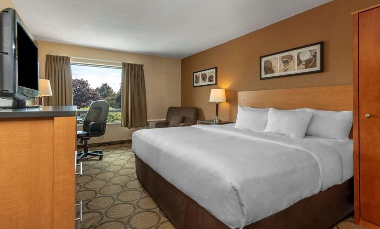 Standard day use room with TV, sofa, workspace and private bathroom at Comfort Inn Parry Sound.