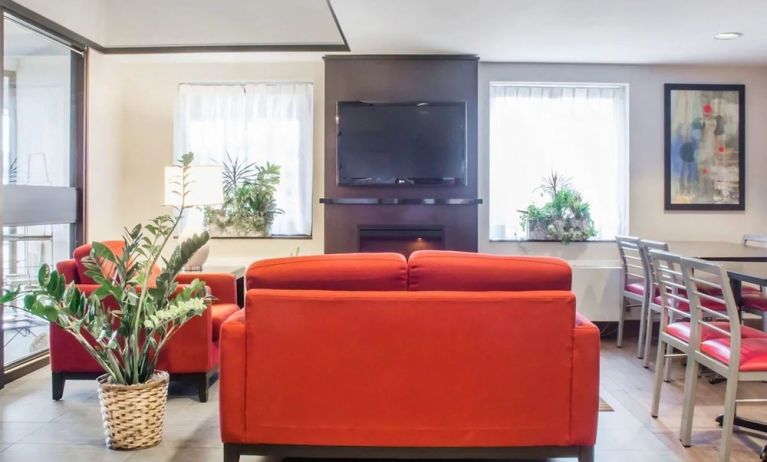 Lobby lounge with comfortable seating, TV screen and fireplace at Comfort Inn Parry Sound.