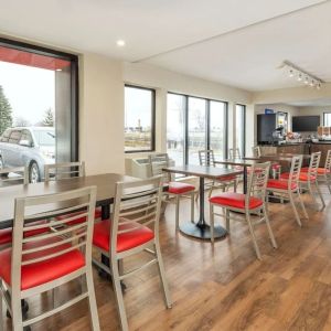 Bright and spacious dining area with comfortable seating perfect for co-working at Comfort Inn Ottawa East.