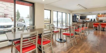 Bright and spacious dining area with comfortable seating perfect for co-working at Comfort Inn Ottawa East.