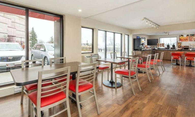 Bright and spacious dining area with comfortable seating perfect for co-working at Comfort Inn Ottawa East.