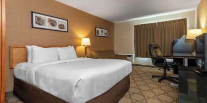 Standard day use room with TV, sofa, work desk and private bathroom at Comfort Inn Cobourg.