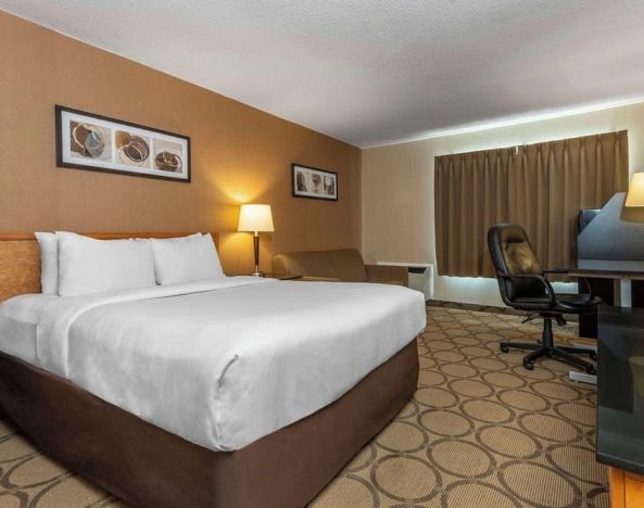 Standard day use room with TV, sofa, work desk and private bathroom at Comfort Inn Cobourg.